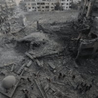 PALESTINIANS INSPECT THE DAMAGE FOLLOWING AN ISRAELI AIRSTRIKE ON THE SOUSI MOSQUE IN GAZA CITY, OCTOBER 9, 2023. (PHOTO: NAAMAN OMAR/APA IMAGES)